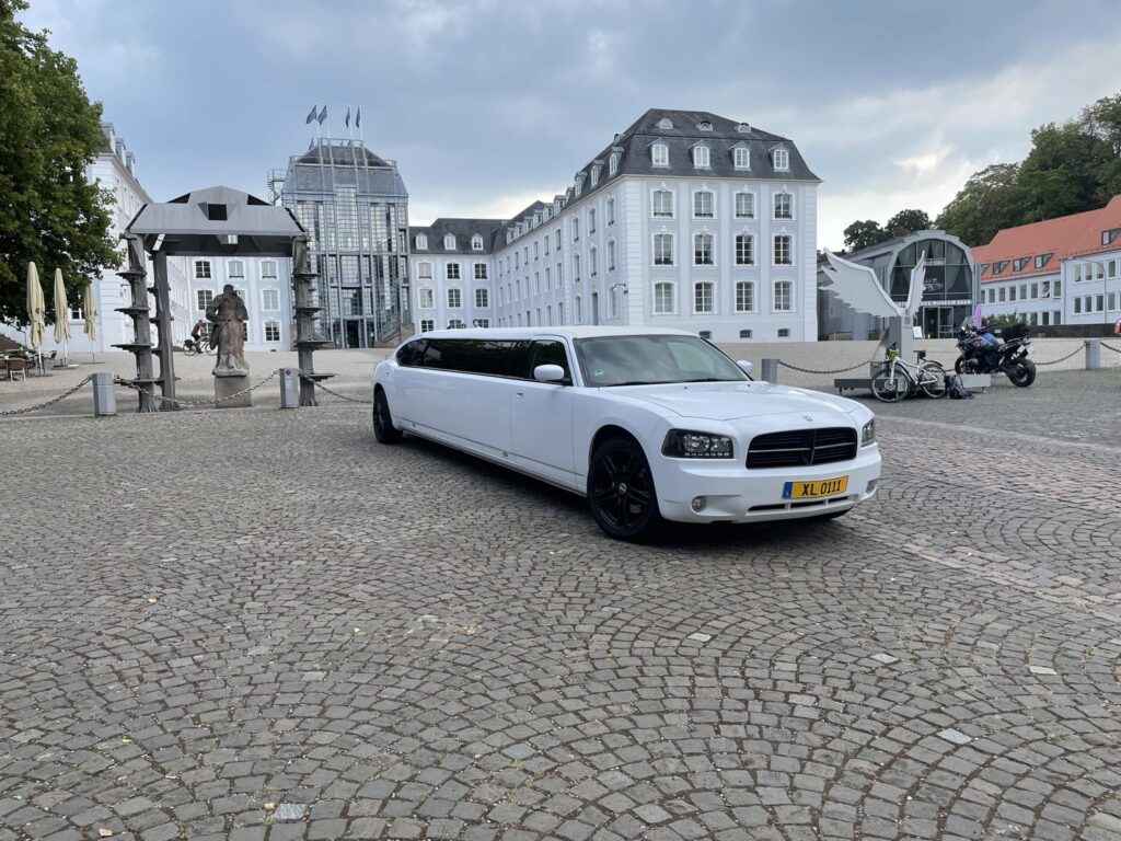 Dodge Charger Stretchlimousine vor dem Saarbrücker Schloss