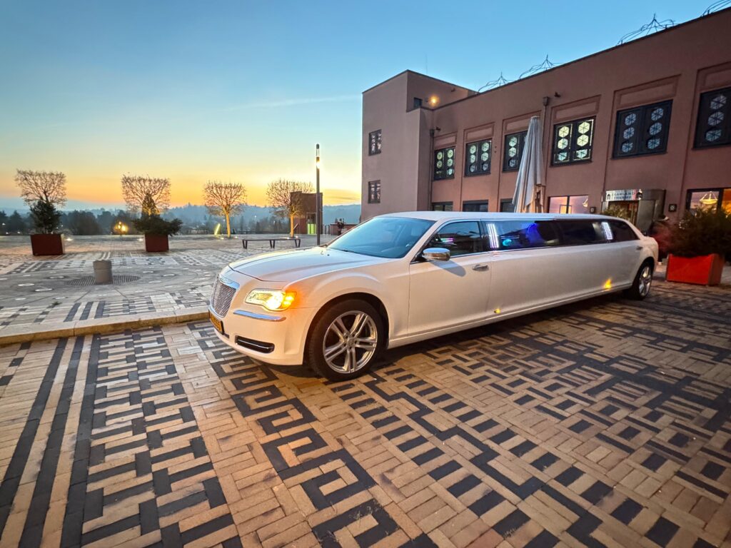Chrysler 300C Stretchlimousine vor der Saarland Therme in Rilchingen-Hanweiler